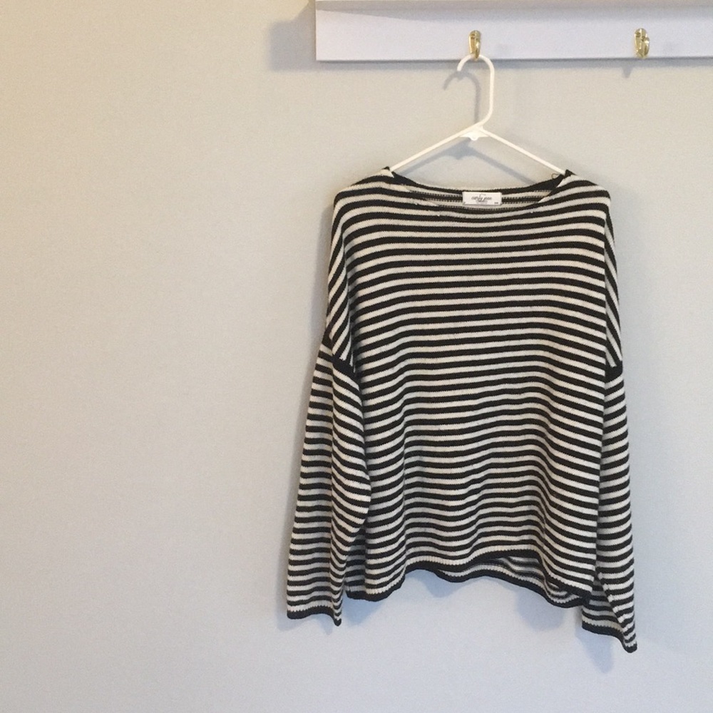 B&W oversized sweater